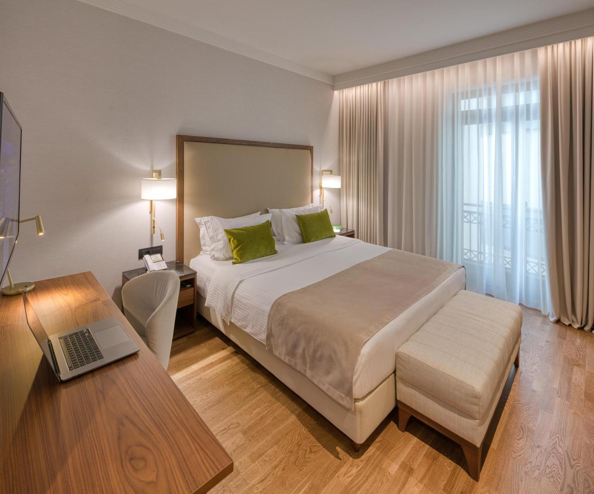 Electra Palace Tesalonika Bagian luar foto A room at the hotel