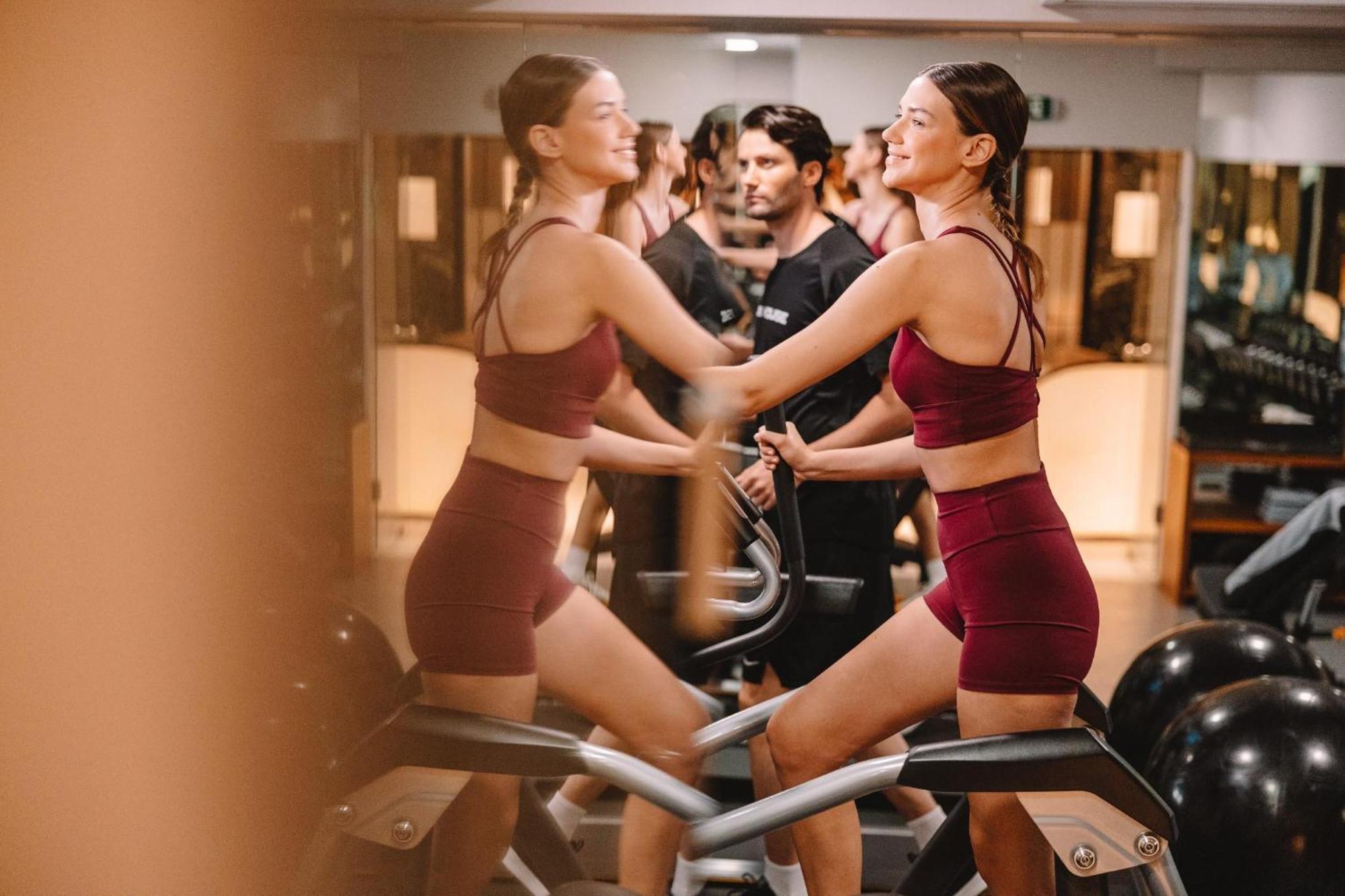 Electra Palace Tesalonika Bagian luar foto Two women shaking hands after a workout